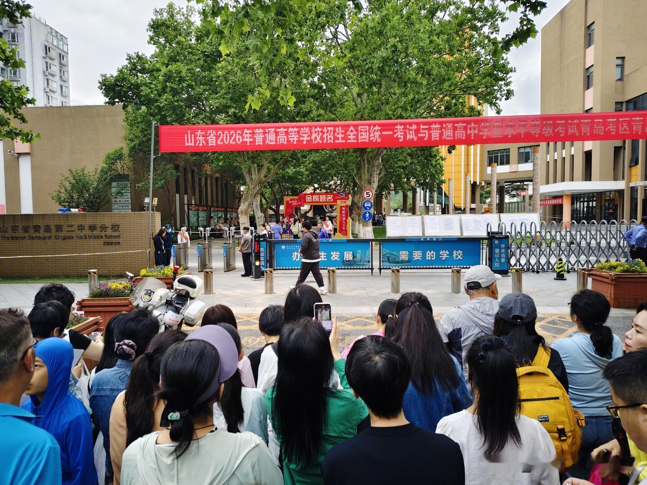 今天一早给亲戚家孩子送考，充分感受家长的紧张、期待，和一片祝福声声中的满满爱意之
