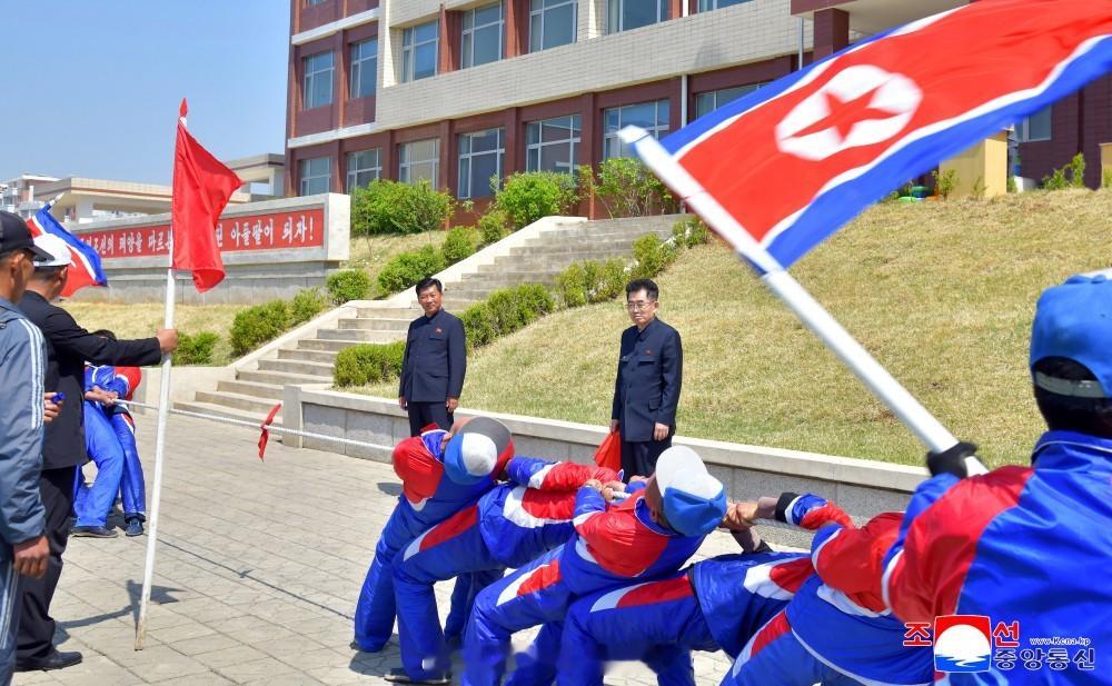 【党政领导干部同劳动人民一起有意义地纪念“五一”国际劳动节】朝中社平壤５月２日电