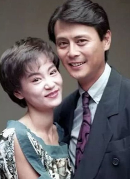 1997年，刘德凯为了当导演，找到怀孕的女友刘雪华：“雪华，求你帮帮我，就300