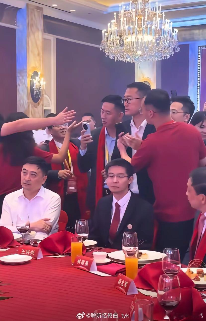 王兴兴全程不笑据说是被要求的要做好表情管理，不能太高兴，据说上次长鑫也一样。不管是不是这样，只能说上