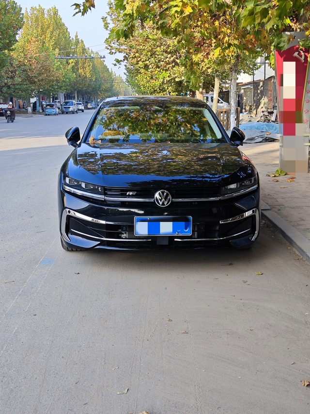 迈腾闪耀黑五彩斑斓的黑黑色，最常见的颜色，但是又是最不失优雅的颜色，可上可下，