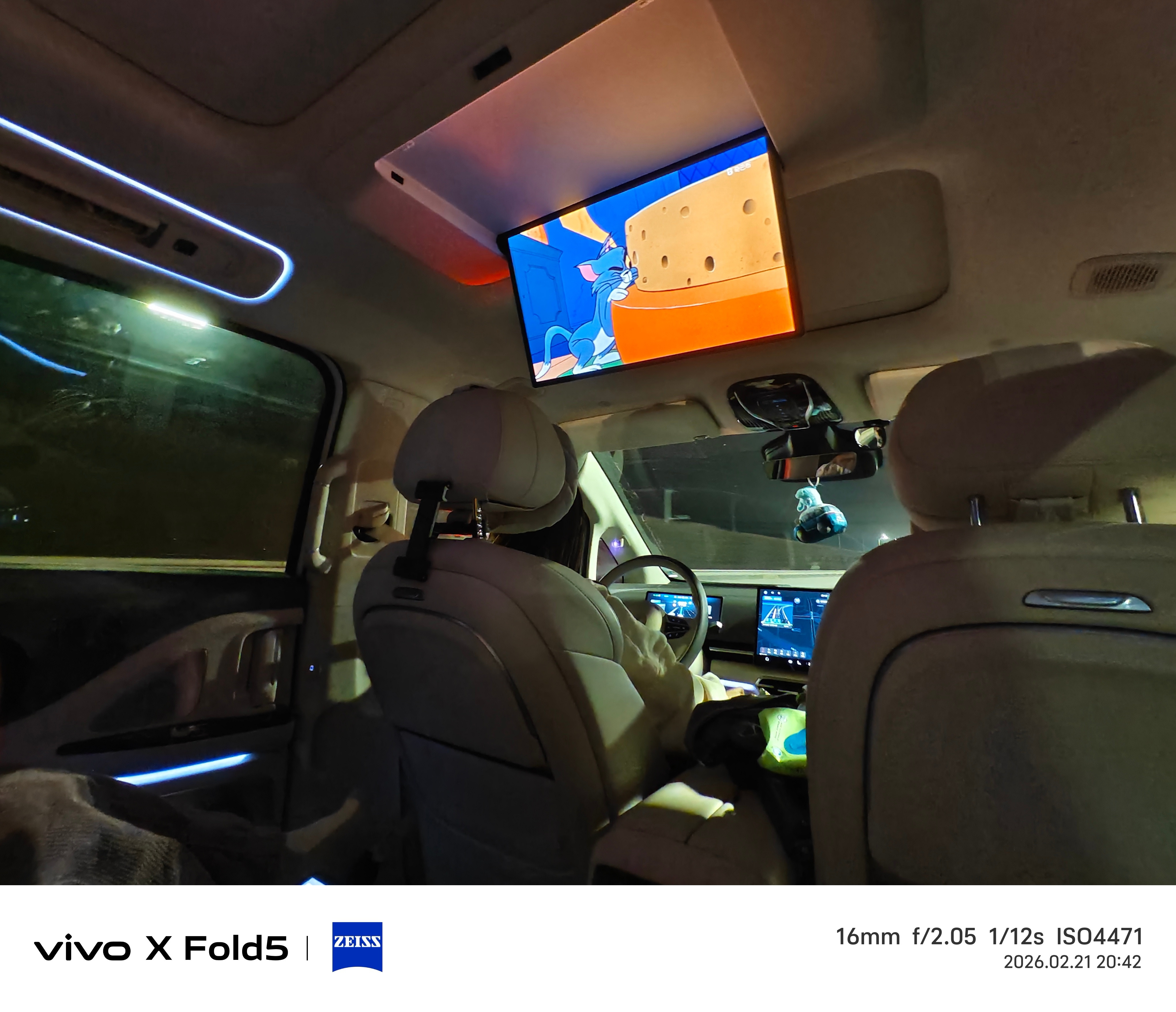 很喜欢开我家岚图梦想家自驾游。有时觉得它像私人高铁商务座，有时觉得它像陆上游艇。