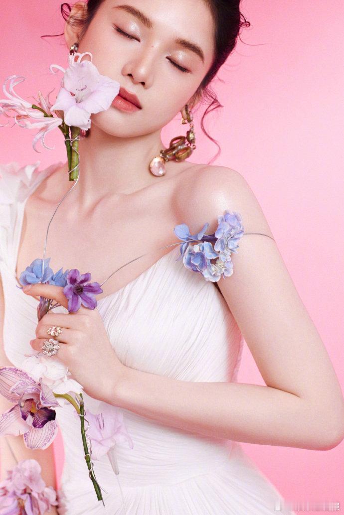张婧仪月光女神张婧仪与品牌精神的契合度令人赞叹！白裙衬托下的清冷气质与自然举止