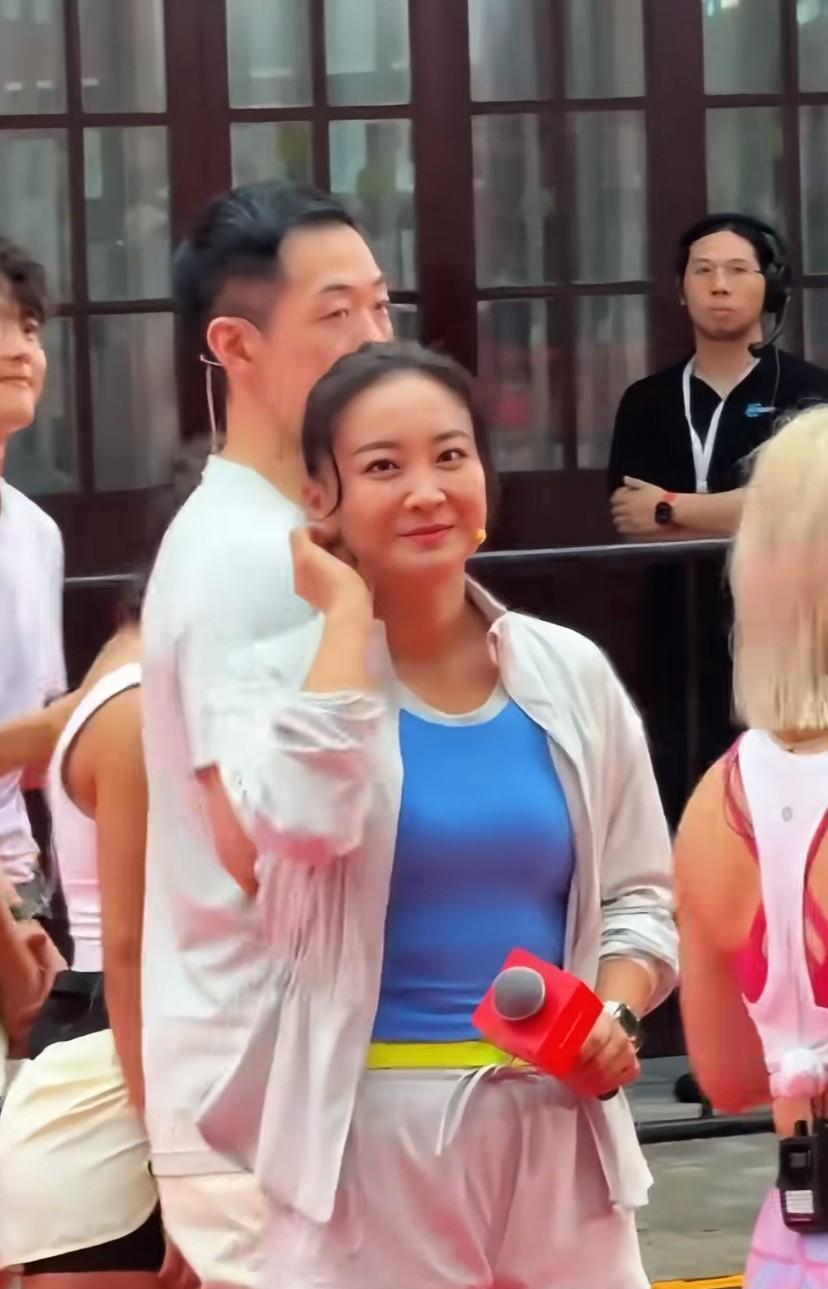 43岁贾玲瘦下来之后，漂亮多了！但是自从减肥成功后，感觉贾玲从这个世界上消失了，