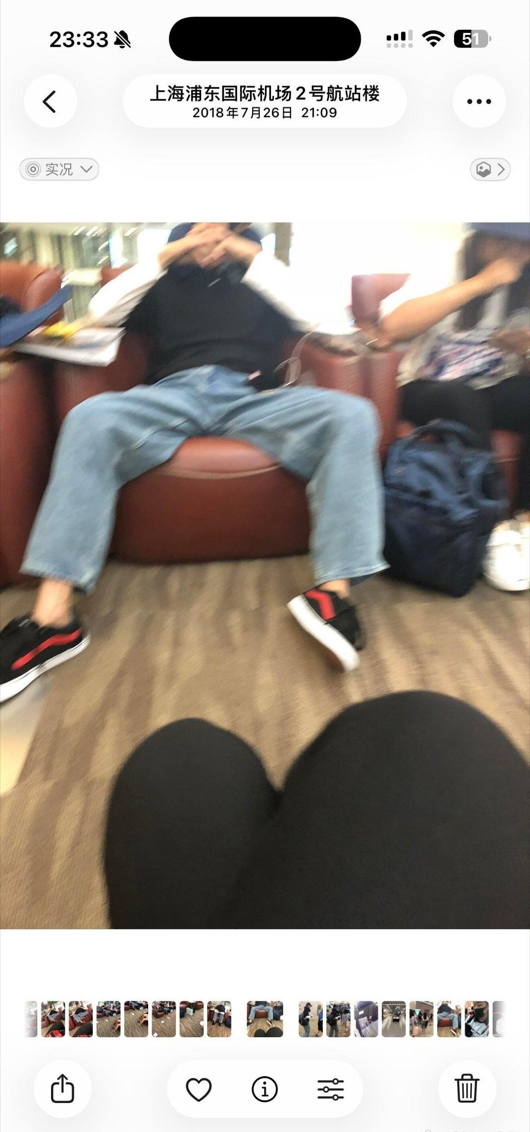 肖战18年在机场松弛感拉满，，，尤其是第一张就这么水灵灵的被人拍下来了[爱心]
