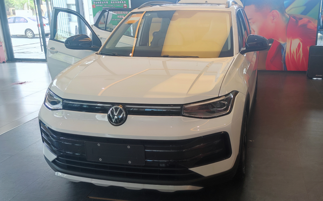 途岳新锐到店体验也抓空看了看实车，说实话并没有多惊艳就是换了前脸的途铠，空间还