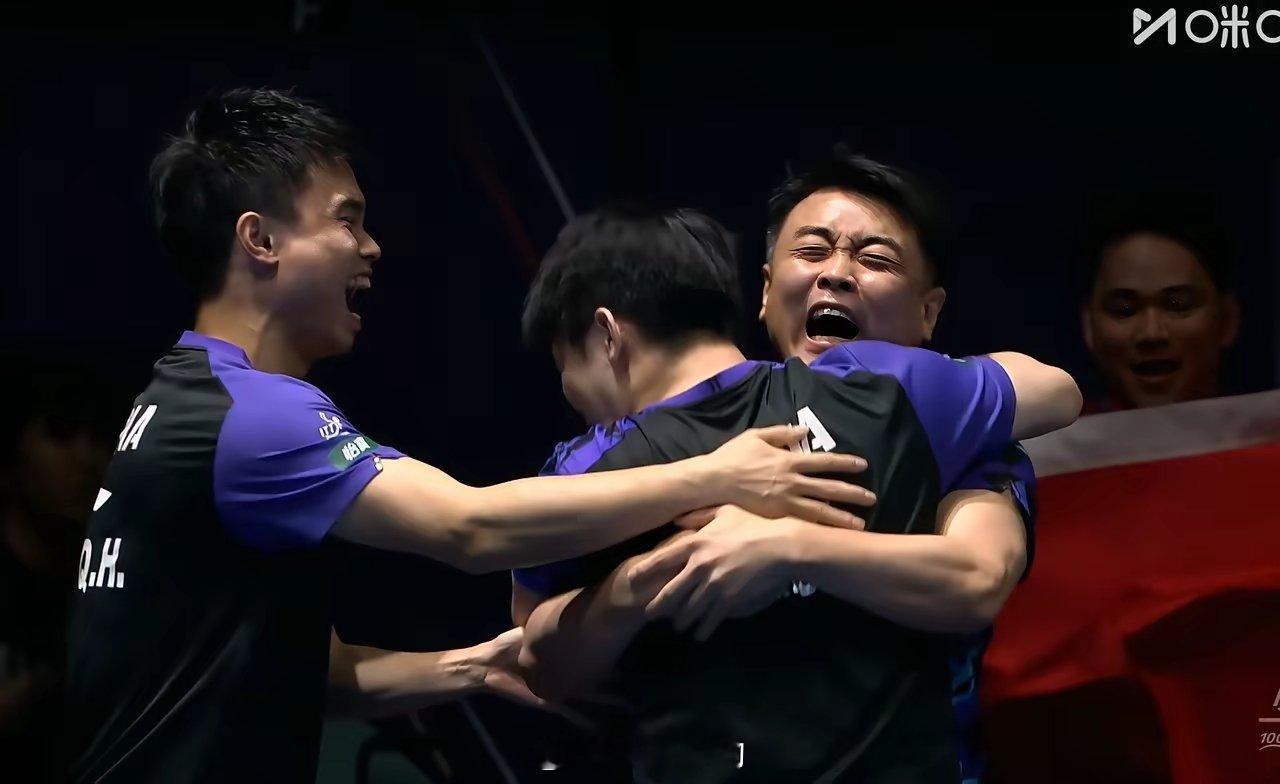 林诗栋3:1拿下户上，国乒3:0拿下日本队夺冠，石头跳上球桌，陈玘连喊：完了完了