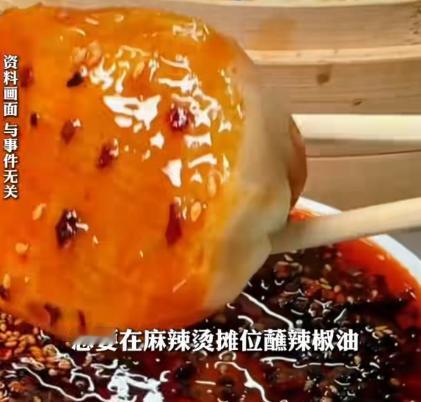 “斯文扫地！”河北廊坊，一高校女老师，在食堂别的摊位买了包子。然后，她跑到一麻辣