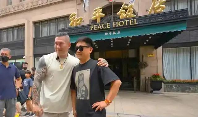 对比馆长陈之汉和国民党籍台中市长卢秀燕的两岸立场转变，似乎能看出些问题: