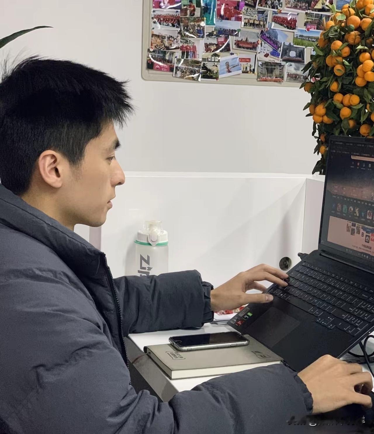 厂里来了个临时工小伙，干了快三个星期，手脚麻利，眼里有活。老板看他靠谱，主动找他