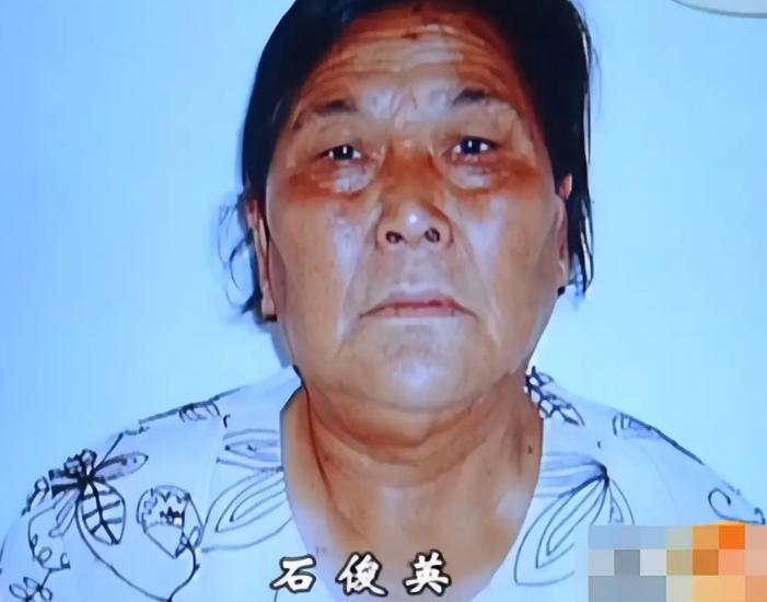 安徽亳州“天骂团”老大石俊英，带着一帮六七十岁的老太太，两年靠骂人挣了近3