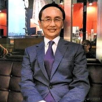 吴子嘉说：两岸开战，我第一个跑掉，带着一家人旅游去。吴总是个明白人，他当然知道