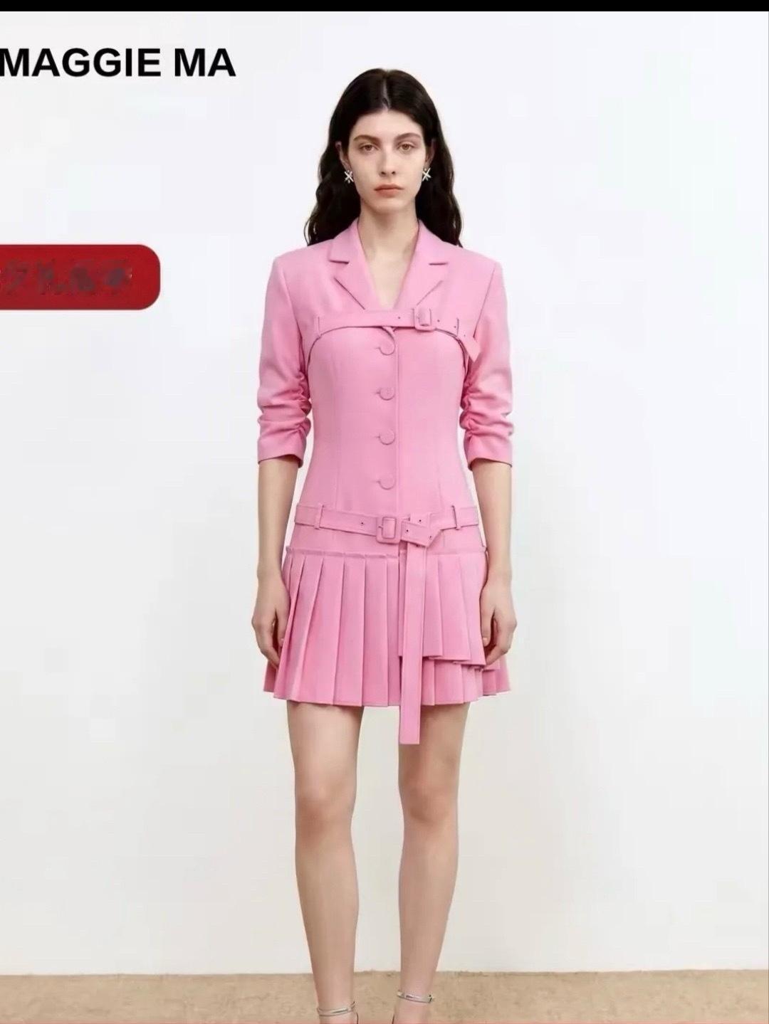 没人告诉她这件衣服不适合她么？感觉穿身上五花大绑的，肚子上的肉全部都给暴露出来