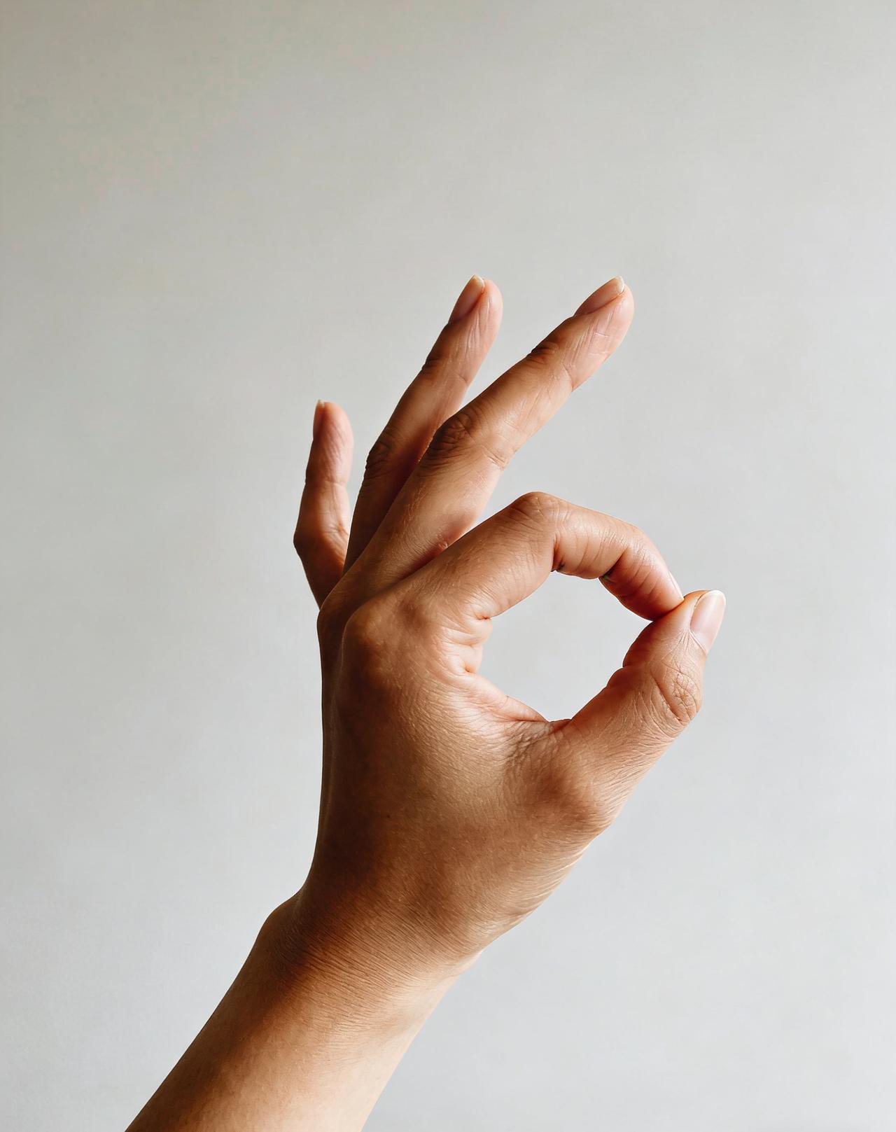 姐妹们，人一过五十，这双手就开始不听话了。我前几年也是，早上醒来手麻得握不