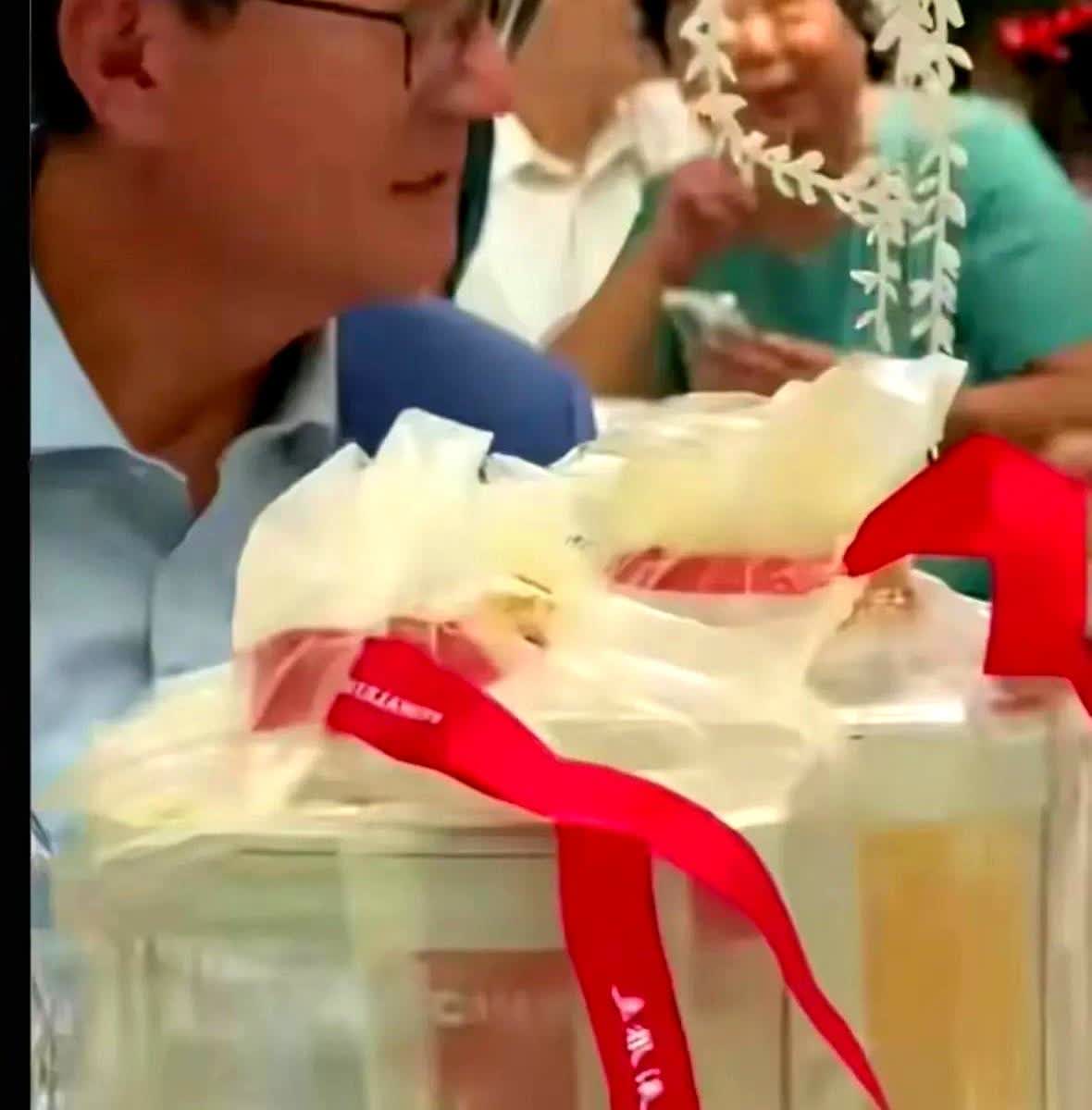李隼女儿李弸翙出嫁，张怡宁一家出席，才让我们知道什么是礼仪。张怡宁衣着朴
