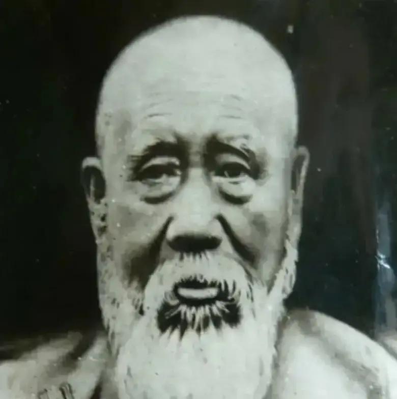 翁同龢光绪的老师，当了二十多年帝师。但他这辈子最恨的人，只有一个：李鸿章。那是光绪十七年腊月，窗外飘