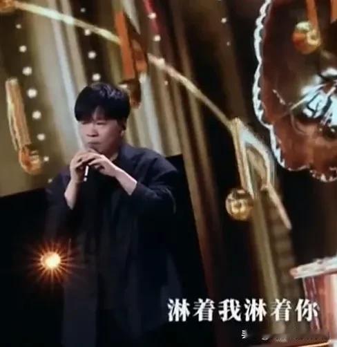 谈常石磊翻唱邓丽君的歌曲小编刷到了常石磊在娱乐平台《致敬经典》栏目中，串唱邓