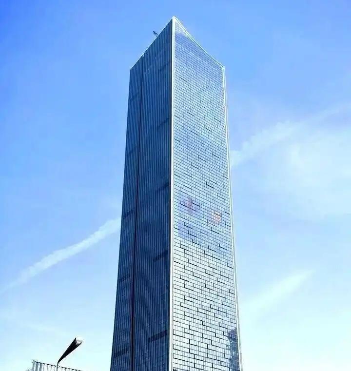 济南2026第一波好消息出来了，中信cbd济南信泰中心外幕墙封顶。为啥说2