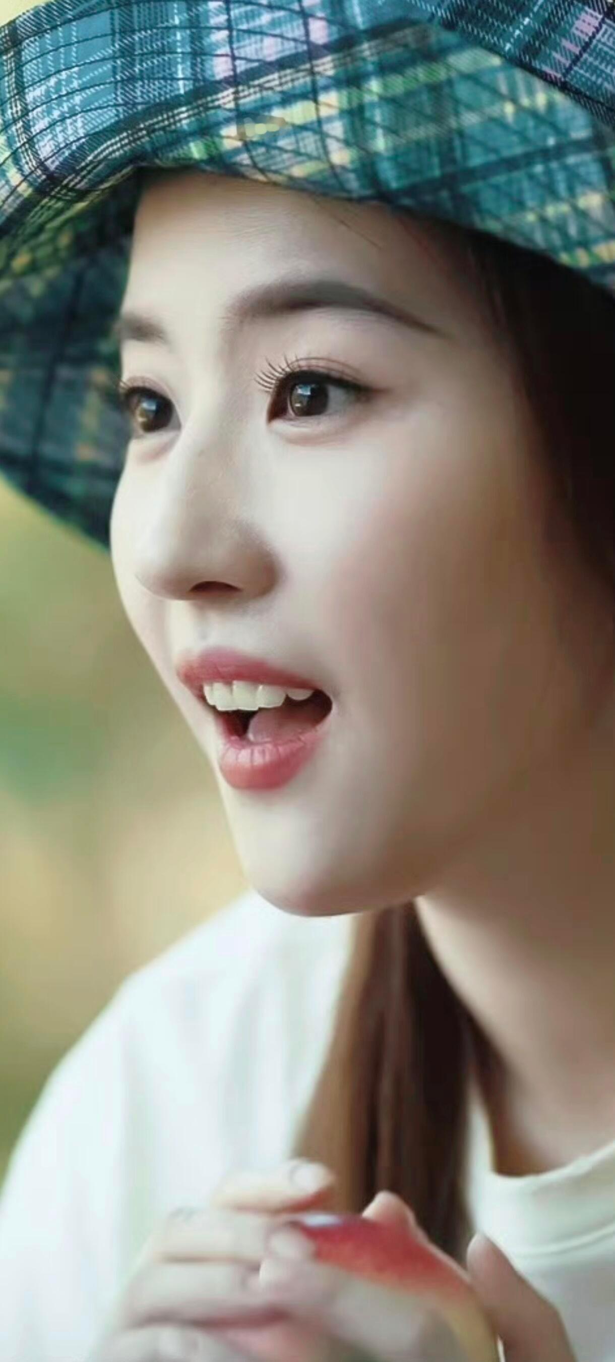 此女就在镜头里一点点长大，有点养成系了