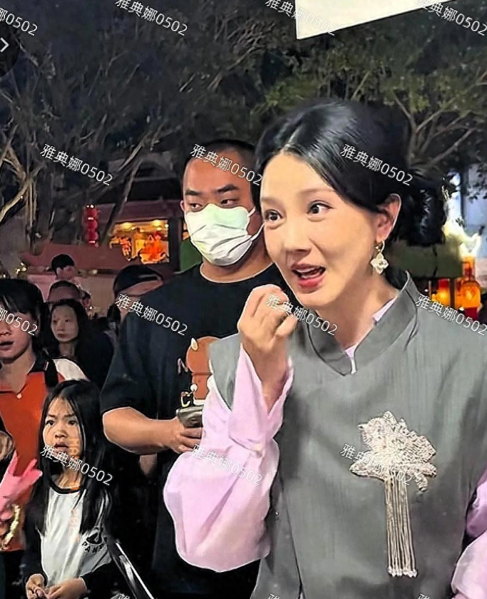 陈小纭现身揭阳，明明才35岁却比实际年龄显老，五官越来越像金晨
