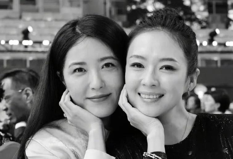 章子怡曾黎同框比美，谁的状态更好？章子怡晒照发文老同学偶遇，对面尹力导演拍下的照