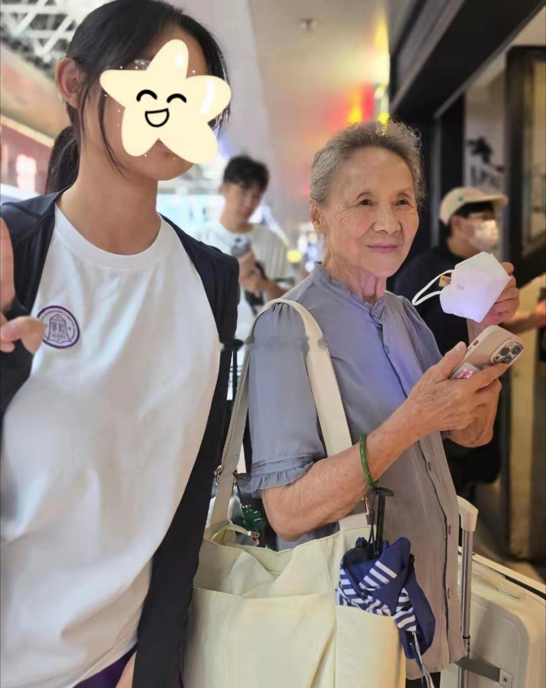 吴彦姝北京被偶遇，她包上挂着……好潮，87岁依旧优雅迷人​​​