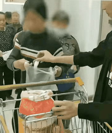 超市开业送大米，大妈看到这一幕气的扭头就走了。新超市开业为了吸引人流量都过来光顾