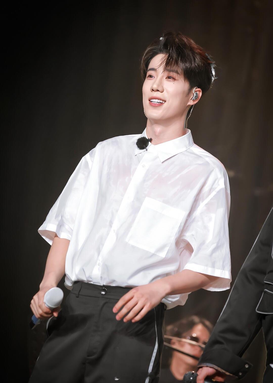 哇塞！鹭卓大人的盛世美颜这套更是帅的没边啊这个白衬衣适配度太高啦十个勤天种地吧