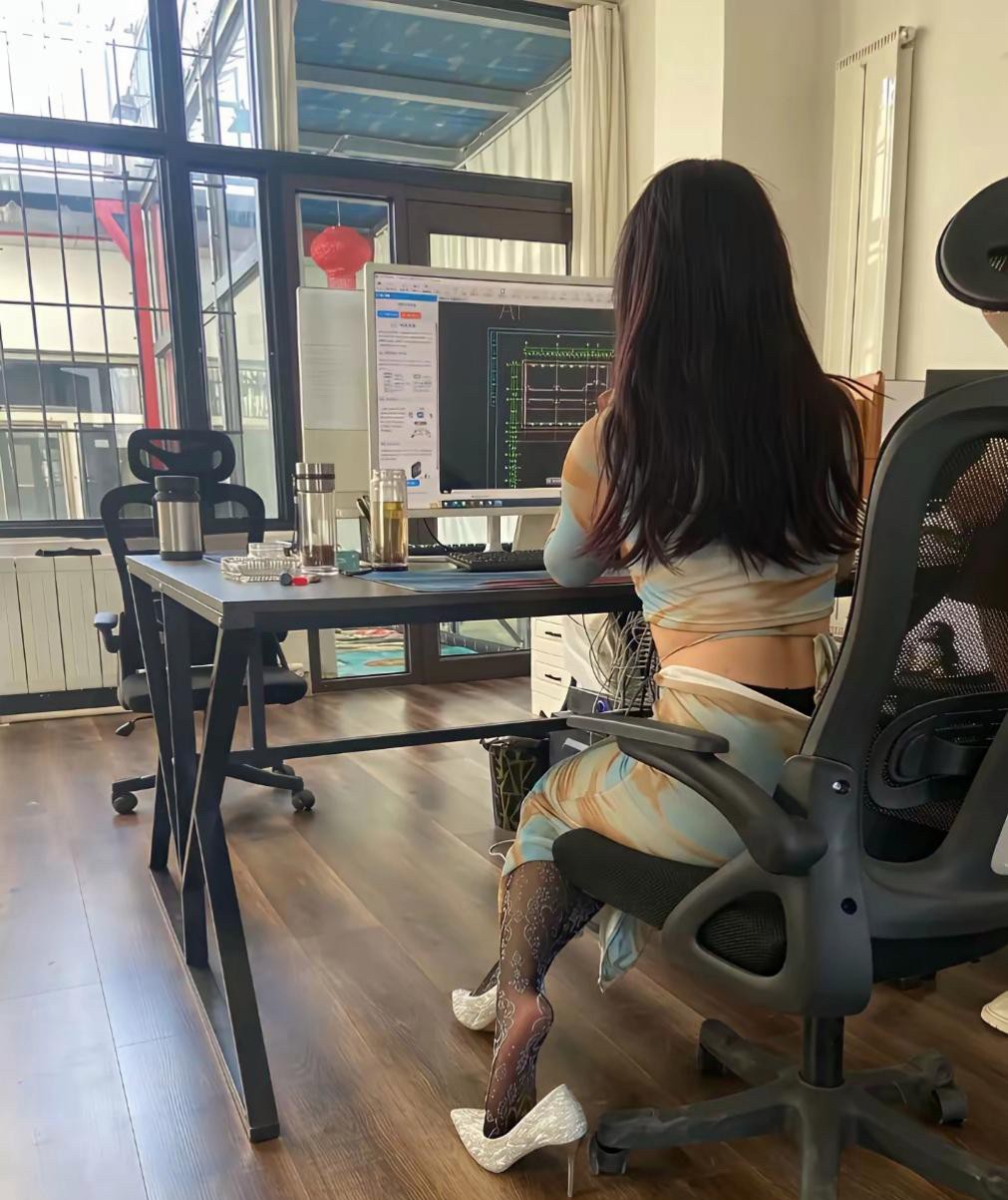 厂里新来了一位女技术员