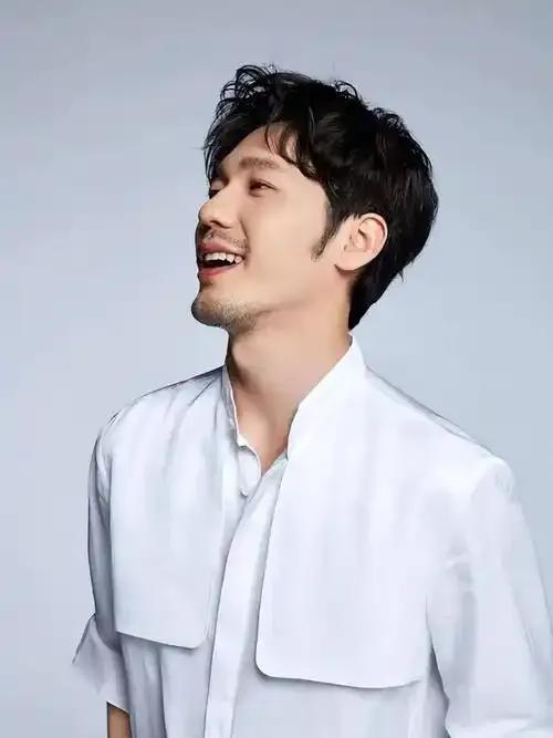 白宇出身优渥，父亲坐拥亿万资产，母亲是知名演员，星二代的身份本可让他在演艺圈顺风