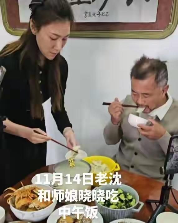 沈巍流浪大师和师娘晓晓住在一起，有主播问他们住在一起什么感受？这让晓晓不知道如何