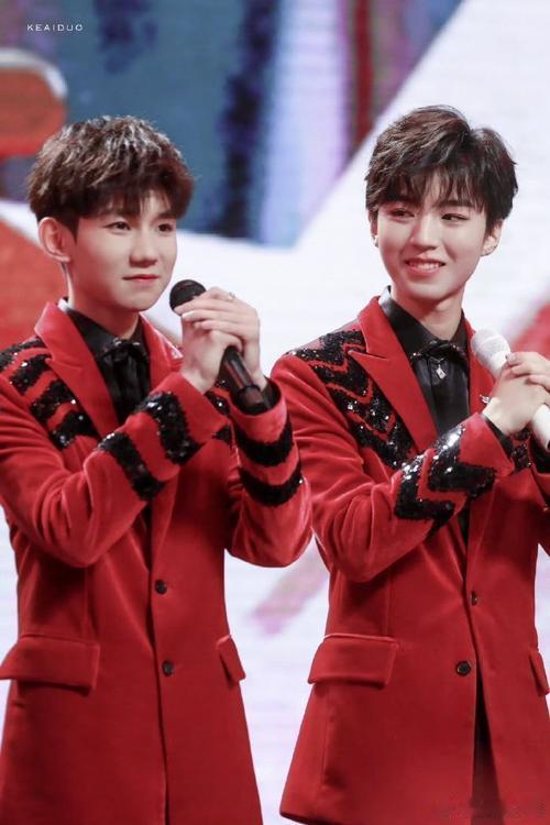 有网友爆料，某二字、三字艺人已与老东家续约，不少人根据相关指代猜测分别是王源和王