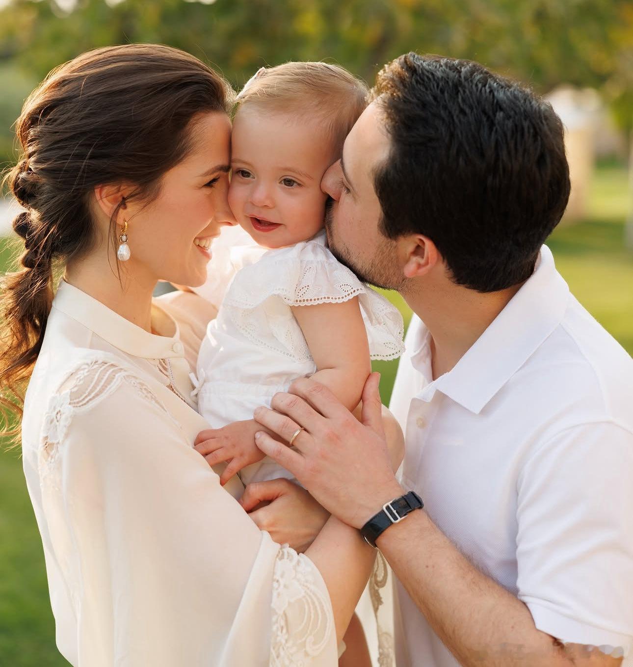 新闻2026.4.28约旦王后拉尼亚和王储侯赛因分别发布新照片庆祝王储妃拉杰