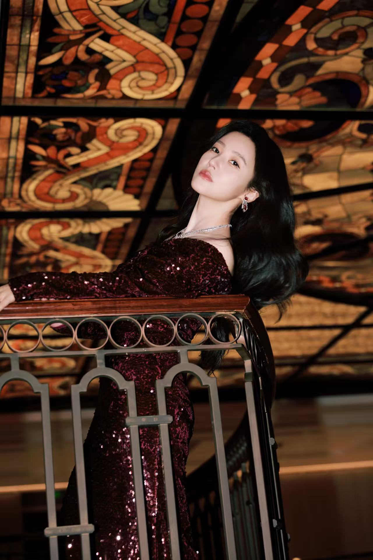 杨子姗在上海外滩美得像油画上海外滩雨后杨子姗美人鱼造型出现上海外滩一道最亮丽风景