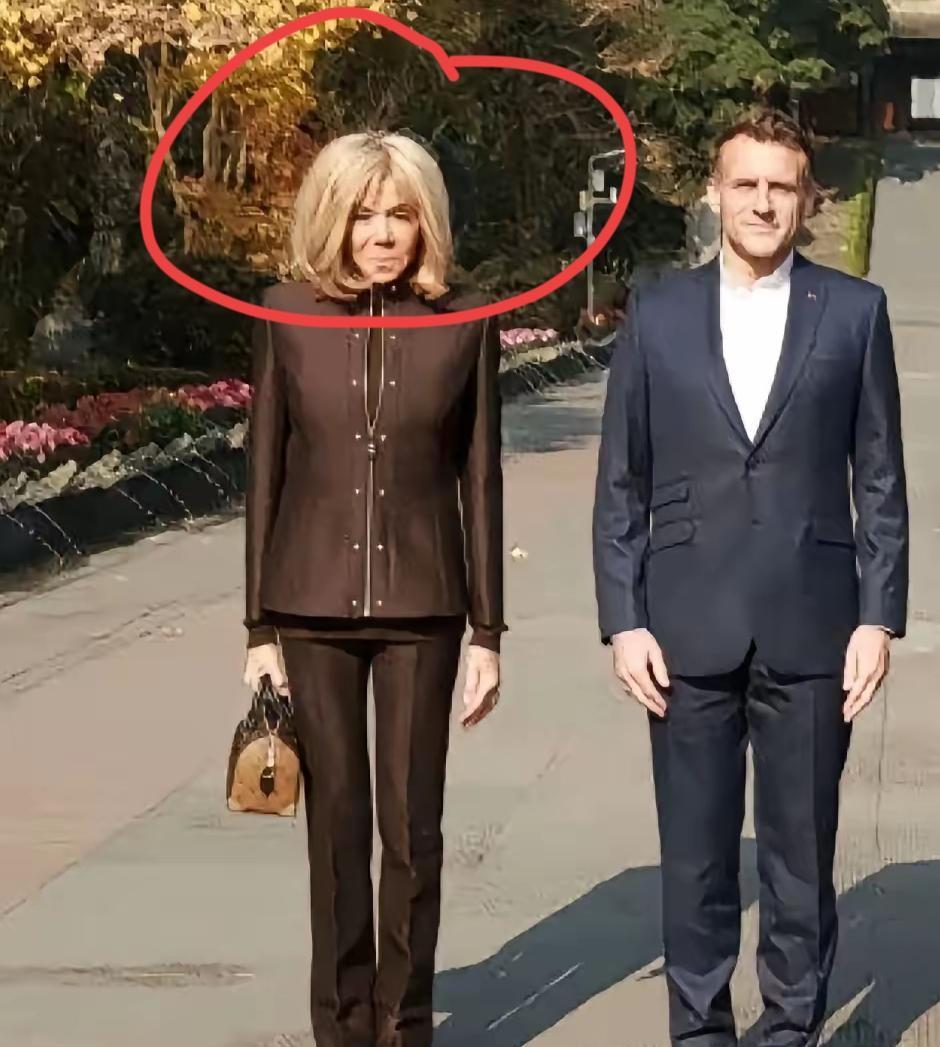 69岁靠头发打一场形象战争，布丽吉特的蓬松金发不是发型，是武器。发型师拆解：这