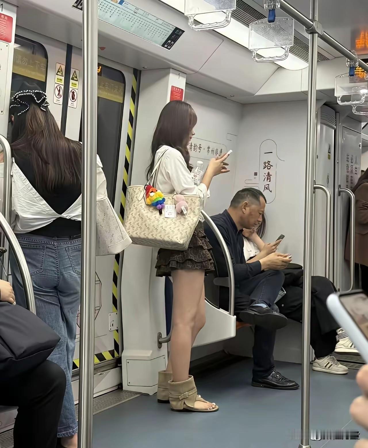地铁上两个女孩，一个洋气，一个更洋气