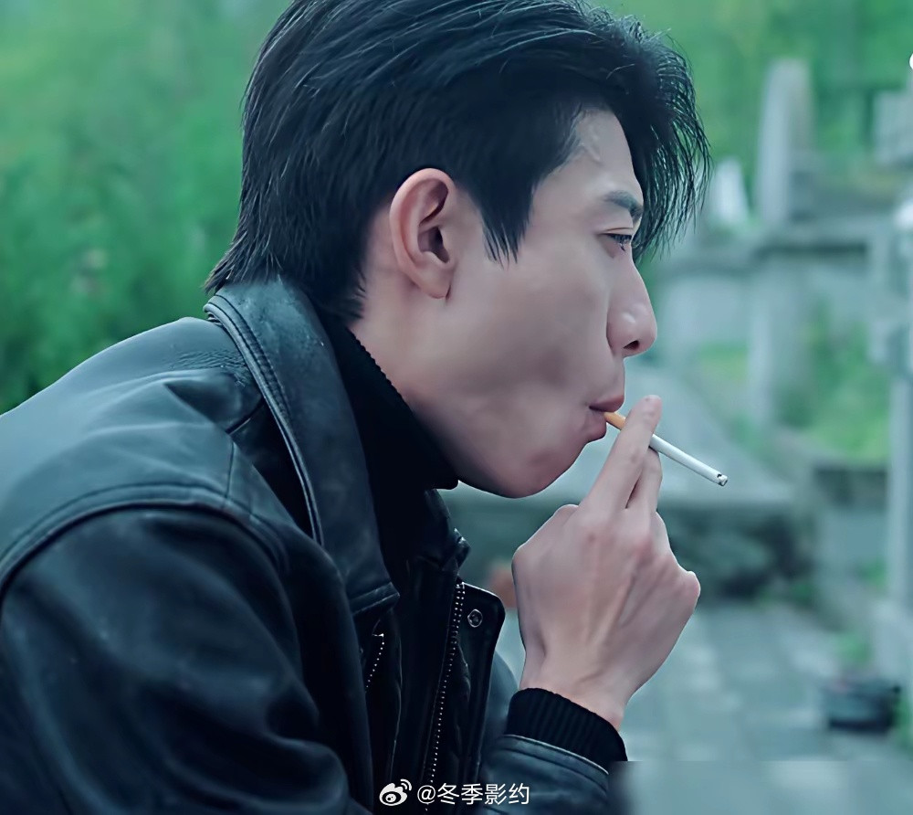 张一山在墓前点了根烟，全网安静了。没台词，没哭，没吼。就一个点烟，一个吸进去，