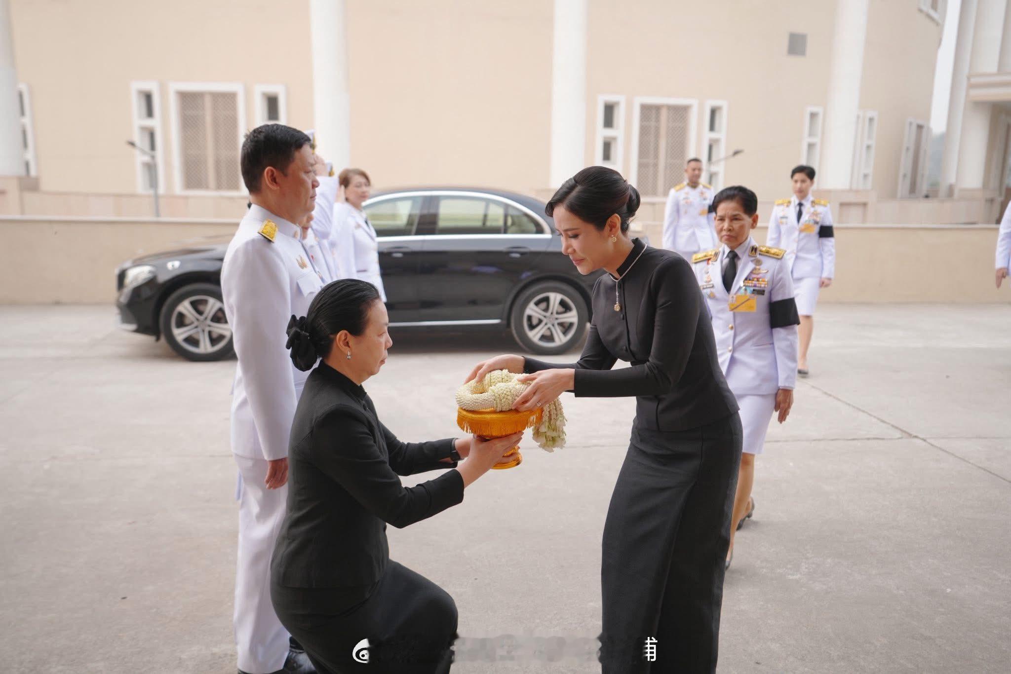 王室王室泰国王室诗妮妠2026年1月25日，诗妮妠继续在酒店参加“通往佛法之船