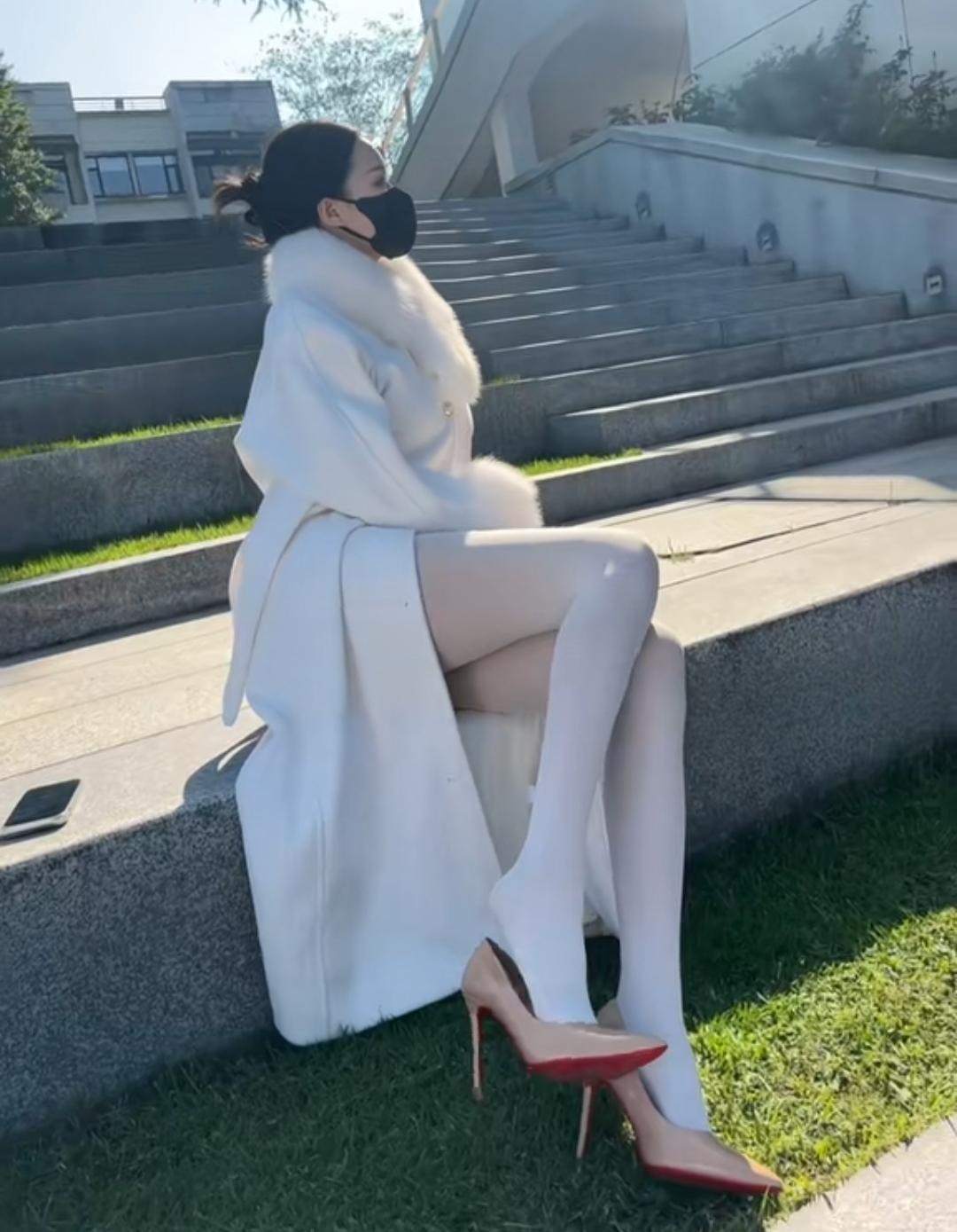 懒洋洋地晒太阳。