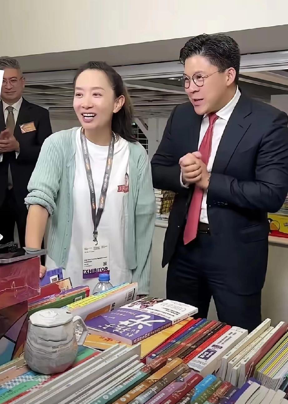 太接地气！霍启刚现身香港书展直播，携郭晶晶育儿干货火爆出圈