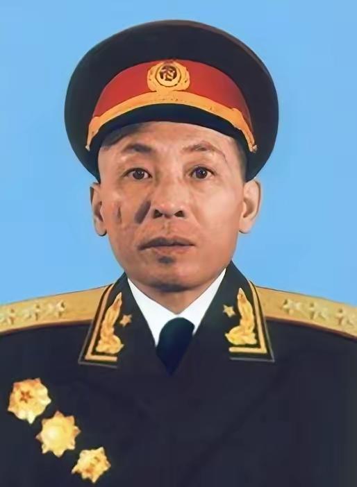 1950年，福建军区司令员叶飞下班后，夫人已经做好饭菜，但老母亲却把好菜都挪到了