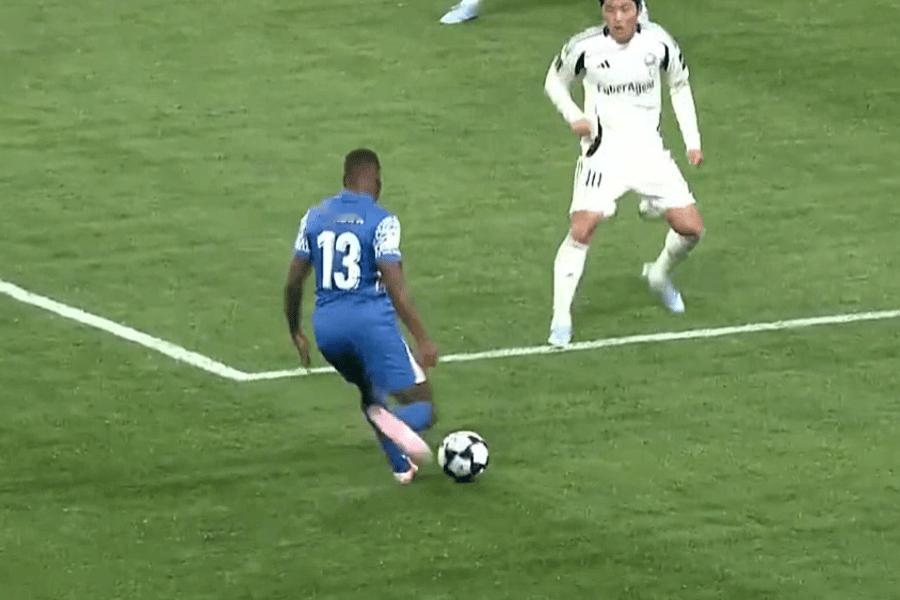 简直荒谬！2次疑似禁区内手球，裁判不判点球，连VAR都不看。第3