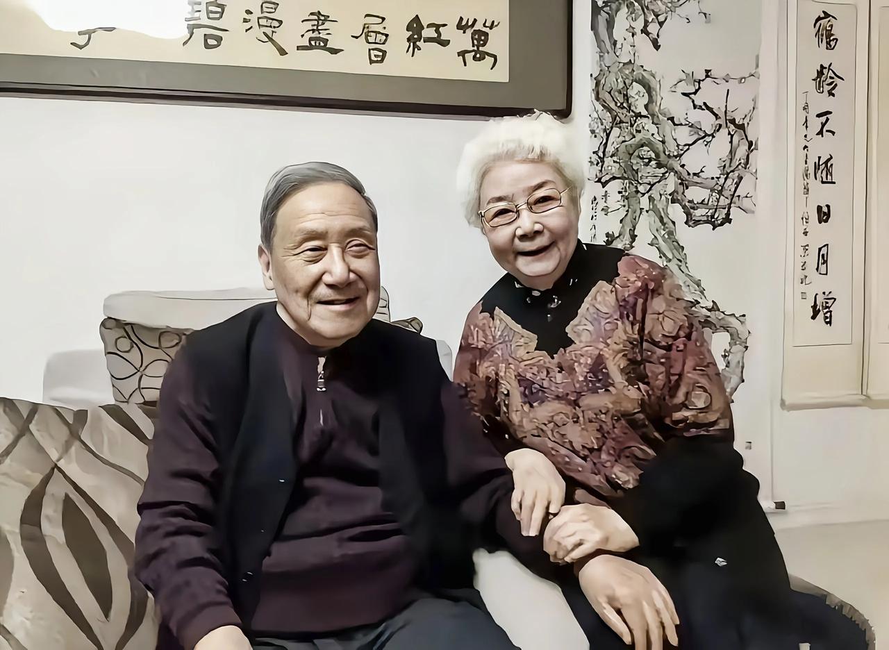 一对老艺术家，九十八岁的田华老师，看望一百零二岁的贺敬之先生前两天有张照片在网