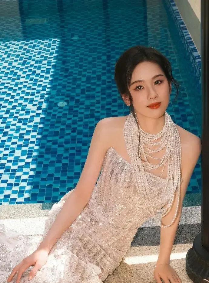 陈都灵穿亮片裙，曲线绝了！面若桃花，姿态娇柔，珍珠项链一搭，性感直接溢出屏幕，美