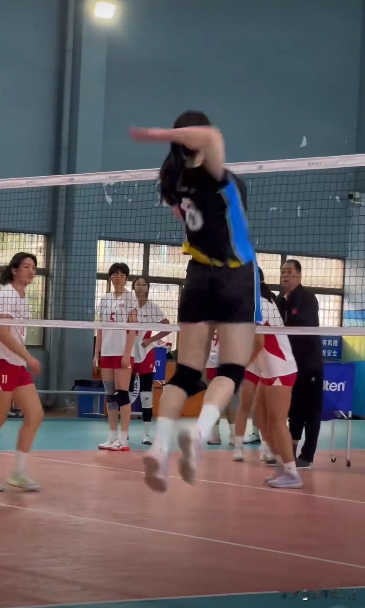 17岁的张籽萱在国家队是主力二传，但是在前几天结束的江苏省青少年排球甲组赛中她客