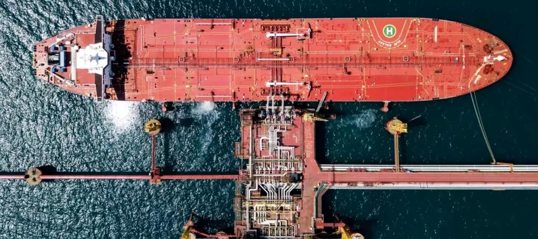 天空新闻消息，当地时间18日，一名沙特阿拉伯官员透露，为应对霍尔木兹海峡遭到封锁