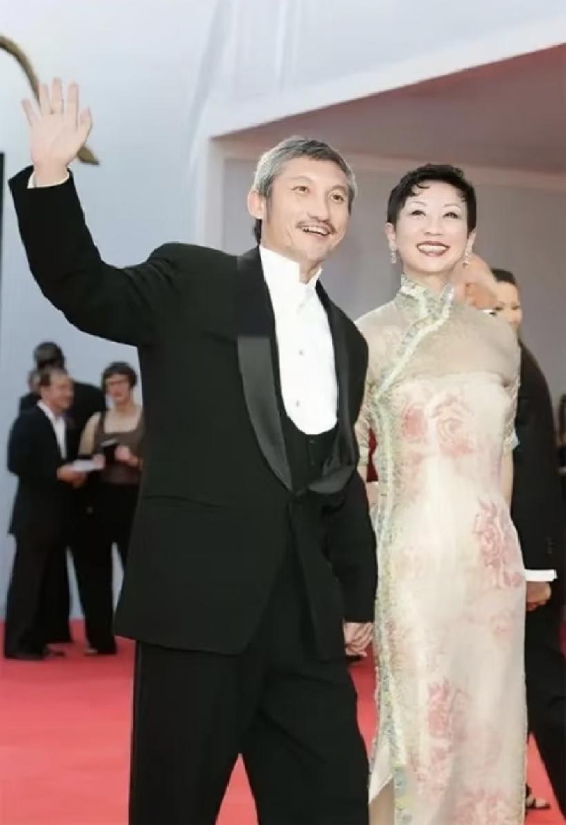 徐克曾这样评价施南生：她是我认识的女人中分数最高的。好女人不是一座学校，而是一个