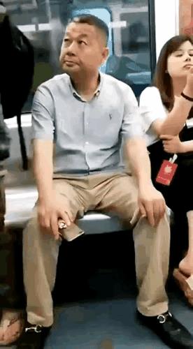 这家伙一副道貌岸然的样子，在公共场合做出这般令人不齿的事情。瞧那动作和表情，像是