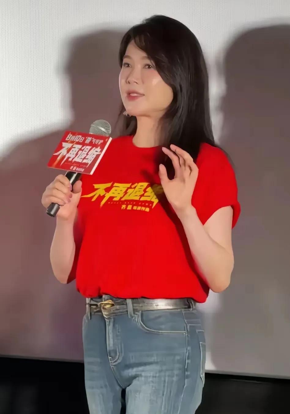 我的天哪！这还是那个清秀，知性的左小青吗？这简直就是一个跳广场舞的大妈啊！不知