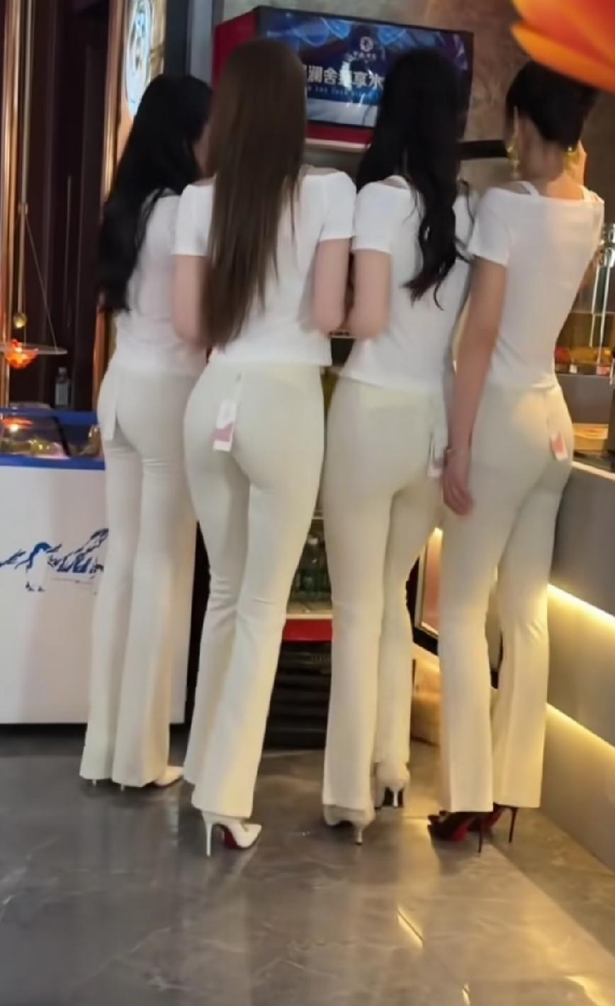 新衣服不摘吊牌！现在是流行这种穿法吗？四个年轻漂亮的女生穿着打扮的光鲜亮丽，衣服